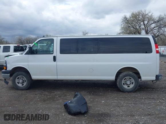 2018 Chevrolet Express Passenger LT z VIN 1GAZGPFG0J1329933, wystawiony jako IAAI lot #42116300 z przebiegiem 114 269 mil mil oraz . Historia ofert i sprzedaży dostępna na DreamBid. Obrazek 14.