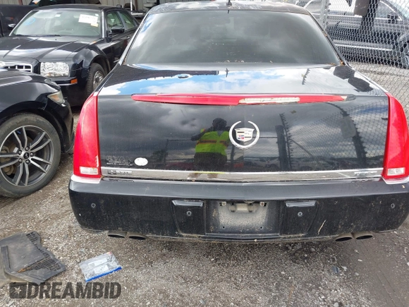 2008 Cadillac DTS 1SA z VIN 1G6KD57Y98U102801, wystawiony jako IAAI lot #42204185 z przebiegiem 152 990 mil mil oraz . Historia ofert i sprzedaży dostępna na DreamBid. Obrazek 17.