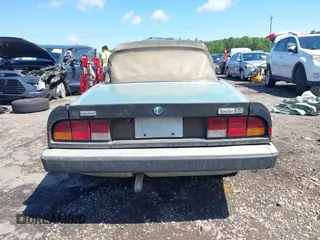 1983 Alfa Romeo Spider Veloce z VIN ZARBA5411D1016042, wystawiony jako IAAI lot #42214912 z przebiegiem 51 581 mil mil oraz . Historia ofert i sprzedaży dostępna na DreamBid. Obrazek 16.