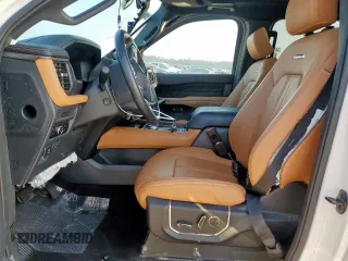 2023 Ford Expedition Platinum z VIN 1FMJU1L88PEA35667, wystawiony jako Copart lot #59357185 z przebiegiem Nie podano mil oraz Szkoda całkowita • Salvage title. Historia ofert i sprzedaży dostępna na DreamBid. Obrazek 7.