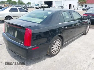 2008 Cadillac STS RWD z VIN 1G6DW67V080113935, wystawiony jako IAAI lot #42093130 z przebiegiem 223 508 mil mil oraz . Historia ofert i sprzedaży dostępna na DreamBid. Obrazek 4.