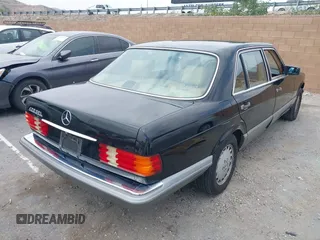1988 Mercedes-Benz 420 Series 420SEL with VIN WDBCA35D2JA384154, listed as a IAAI auction lot 41950195 with 113,425 mi miles. Bid and sale history available at carsss.com. Image 4.