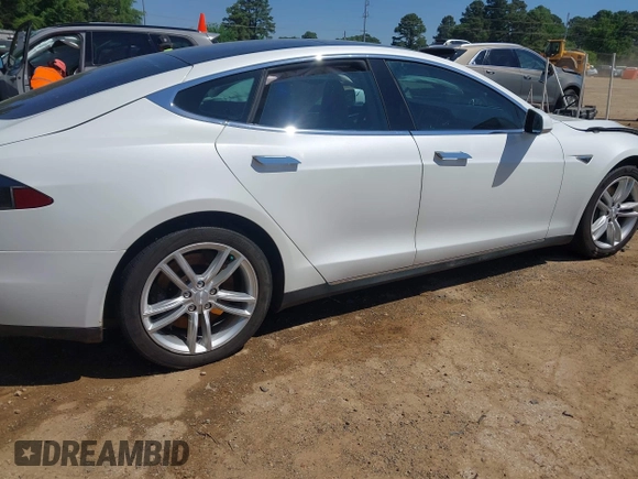 2013 Tesla Model S z VIN 5YJSA1CN6DFP21076, wystawiony jako IAAI lot #41984834 z przebiegiem 154 662 mil mil oraz . Historia ofert i sprzedaży dostępna na DreamBid. Obrazek 13.