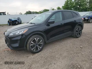 2021 Ford Escape SE z VIN 1FMCU9G63MUA20883, wystawiony jako Copart lot #60532435 z przebiegiem 126 983 mil mil oraz Czysty tytuł • Clean title. Historia ofert i sprzedaży dostępna na DreamBid. Obrazek 1.