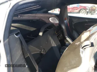 2021 McLaren GT z VIN SBM22GCA8MW001374, wystawiony jako Copart lot #82147064 z przebiegiem 32 562 mil mil oraz Nie do naprawy. Historia ofert i sprzedaży dostępna na DreamBid. Obrazek 10.