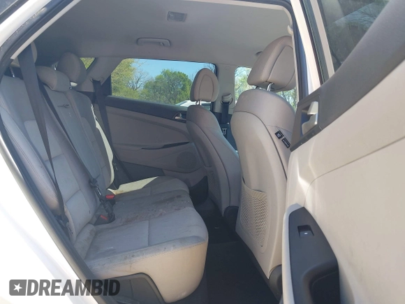 2018 Hyundai Tucson SE with VIN KM8J23A47JU820356, listed as a IAAI auction lot 42016418 with 110,138 mi miles. Bid and sale history available at carsss.com. Image 8.
