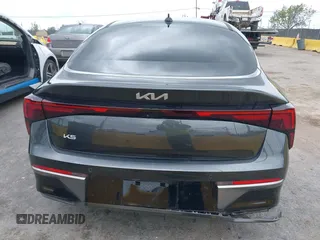 2025 Kia K5 LXS z VIN KNAG24J77S5316431, wystawiony jako IAAI lot #42072969 z przebiegiem 14 413 mil mil oraz . Historia ofert i sprzedaży dostępna na DreamBid. Obrazek 17.