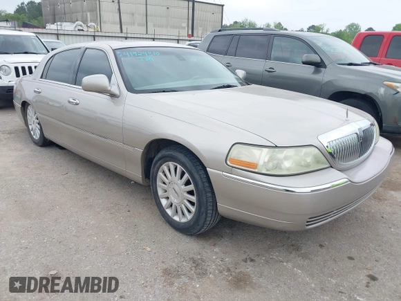 2003 Lincoln Town Car Signature z VIN 1LNHM82W83Y704682, wystawiony jako IAAI lot #41929310 z przebiegiem 242 995 mil mil oraz . Historia ofert i sprzedaży dostępna na DreamBid. Obrazek 1.