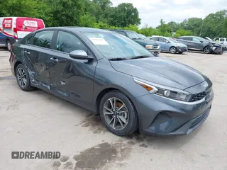 2024 Kia Forte LXS z VIN 3KPF24ADXRE770496, wystawiony jako IAAI lot #42442687 z przebiegiem 23 697 mil mil oraz . Historia ofert i sprzedaży dostępna na DreamBid. Obrazek 1.