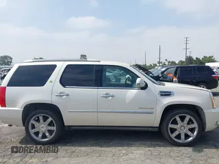 2013 Cadillac Escalade z VIN 1GYS4EEJ1DR298114, wystawiony jako IAAI lot #42374071 z przebiegiem 146 433 mil mil oraz . Historia ofert i sprzedaży dostępna na DreamBid. Obrazek 14.