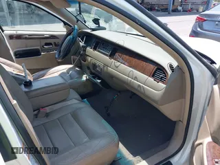 2002 Lincoln Town Car Signature z VIN 1LNHM82W72Y612350, wystawiony jako IAAI lot #42038177 z przebiegiem Nie podano mil oraz . Historia ofert i sprzedaży dostępna na DreamBid. Obrazek 5.