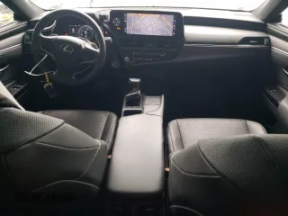 2022 Lexus ES 300h z VIN 58ADA1C15NU023464, wystawiony jako Copart lot #49334875 z przebiegiem 68 480 mil mil oraz Szkoda całkowita • Salvage title. Historia ofert i sprzedaży dostępna na DreamBid. Obrazek 8.
