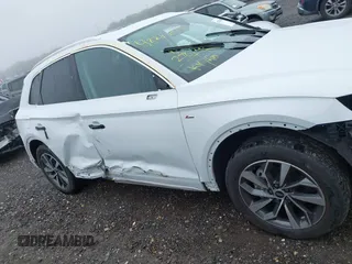 2023 Audi Q5 S line Premium Plus z VIN WA1EAAFY9P2089095, wystawiony jako IAAI lot #42263035 z przebiegiem 10 279 mil mil oraz . Historia ofert i sprzedaży dostępna na DreamBid. Obrazek 6.