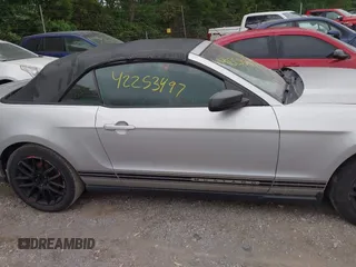 2012 Ford Mustang V6 z VIN 1ZVBP8EM4C5273218, wystawiony jako IAAI lot #42253497 z przebiegiem 175 676 mil mil oraz . Historia ofert i sprzedaży dostępna na DreamBid. Obrazek 13.