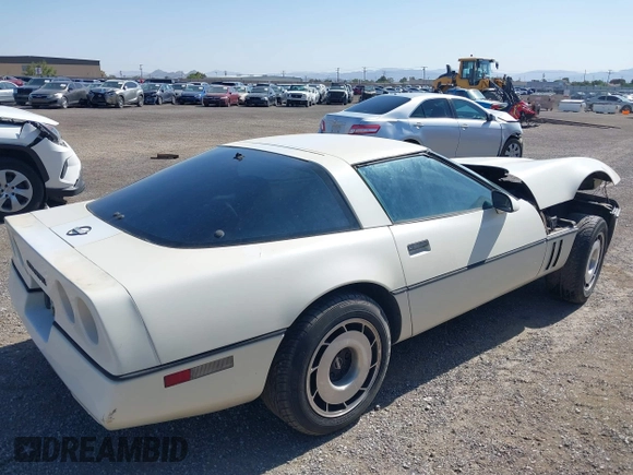 1984 Chevrolet Corvette z VIN 1G1AY0781E5110079, wystawiony jako IAAI lot #42416346 z przebiegiem 152 345 mil mil oraz . Historia ofert i sprzedaży dostępna na DreamBid. Obrazek 4.