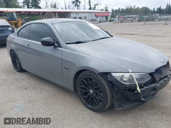2011 BMW 3 Series 328i z VIN WBAKE5C57BE573107, wystawiony jako IAAI lot #42493695 z przebiegiem 103 608 mil mil oraz . Historia ofert i sprzedaży dostępna na DreamBid. Obrazek 1.