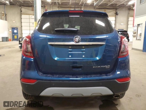 2020 Buick Encore Essence z VIN KL4CJGSB9LB033504, wystawiony jako Copart lot #43911325 z przebiegiem 62 471 mil mil oraz Szkody całkowita. Historia ofert i sprzedaży dostępna na DreamBid. Obrazek 6.
