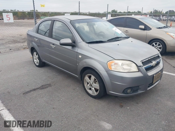 2008 Chevrolet Aveo LT z VIN KL1TG56668B240775, wystawiony jako IAAI lot #40971975 z przebiegiem 137 900 mil mil oraz . Historia ofert i sprzedaży dostępna na DreamBid. Obrazek 1.