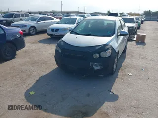 2016 Chevrolet Sonic LT z VIN 1G1JC5SH9G4104400, wystawiony jako IAAI lot #42328745 z przebiegiem 153 643 mil mil oraz . Historia ofert i sprzedaży dostępna na DreamBid. Obrazek 2.
