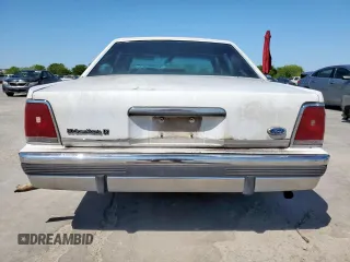 1991 Ford Crown Victoria z VIN 2FACP74FXMX135645, wystawiony jako Copart lot #52527135 z przebiegiem 79 667 mil mil oraz Czysty tytuł • Clean title. Historia ofert i sprzedaży dostępna na DreamBid. Obrazek 6.