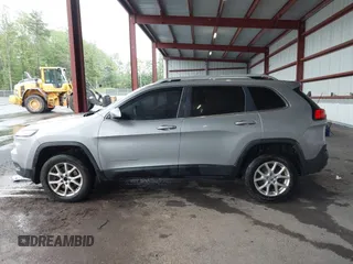 2014 Jeep Cherokee Latitude z VIN 1C4PJMCS7EW124660, wystawiony jako IAAI lot #42310356 z przebiegiem 322 480 mil mil oraz . Historia ofert i sprzedaży dostępna na DreamBid. Obrazek 14.