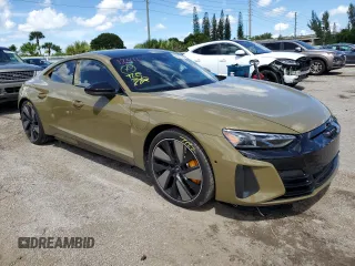 2022 Audi RS e-tron GT z VIN WAUBHBFWXN7904541, wystawiony jako Copart lot #68877093 z przebiegiem 2676 mil mil oraz . Historia ofert i sprzedaży dostępna na DreamBid. Obrazek 4.