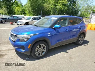 2021 Kia Seltos LX z VIN KNDEPCAA2M7080957, wystawiony jako Copart lot #57661185 z przebiegiem 73 843 mil mil oraz Czysty tytuł • Clean title. Historia ofert i sprzedaży dostępna na DreamBid. Obrazek 1.