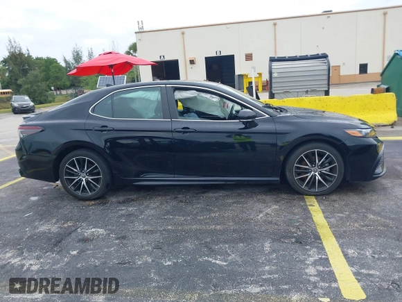 2023 Toyota Camry SE z VIN 4T1G11AK4PU121775, wystawiony jako IAAI lot #42236239 z przebiegiem 51 146 mil mil oraz . Historia ofert i sprzedaży dostępna na DreamBid. Obrazek 14.