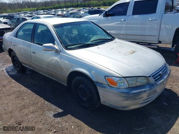 2000 Toyota Camry CE with VIN JT2BG22K0Y0455918, listed as a IAAI auction lot 41878066 with 267,164 mi miles. Bid and sale history available at carsss.com. Image 1.