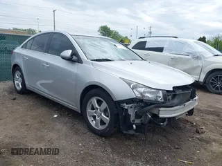 2015 Chevrolet Cruze LT z VIN 1G1PC5SB5F7140037, wystawiony jako IAAI lot #42234623 z przebiegiem 109 718 mil mil oraz . Historia ofert i sprzedaży dostępna na DreamBid. Obrazek 1.