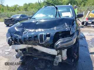 2019 Jeep Cherokee Latitude Plus z VIN 1C4PJMLB5KD474859, wystawiony jako IAAI lot #41990780 z przebiegiem 159 482 mil mil oraz . Historia ofert i sprzedaży dostępna na DreamBid. Obrazek 12.