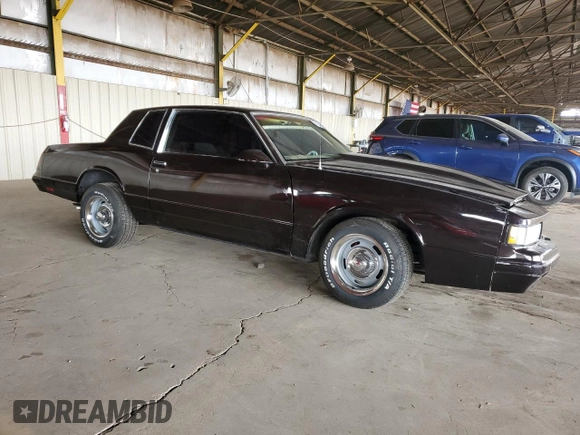 1987 Chevrolet Monte Carlo z VIN 1G1GZ11H6HR117922, wystawiony jako Copart lot #45329575 z przebiegiem 49 753 mil mil oraz Tytuł czysty. Historia ofert i sprzedaży dostępna na DreamBid. Obrazek 4.