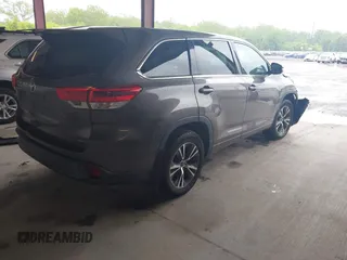 2017 Toyota Highlander LE z VIN 5TDBZRFH6HS386710, wystawiony jako IAAI lot #42226567 z przebiegiem 64 773 mil mil oraz . Historia ofert i sprzedaży dostępna na DreamBid. Obrazek 4.