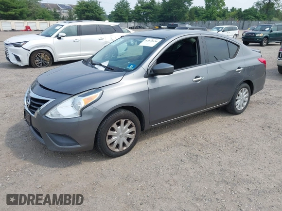 2016 Nissan Versa S z VIN 3N1CN7AP9GL829345, wystawiony jako IAAI lot #42441630 z przebiegiem 147 607 mil mil oraz . Historia ofert i sprzedaży dostępna na DreamBid. Obrazek 2.