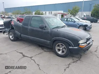 2000 Chevrolet S-10 LS with VIN 1GCCS19W5Y8161574, listed as a IAAI auction lot 41935197 with 255,231 mi miles. Bid and sale history available at carsss.com. Image 1.