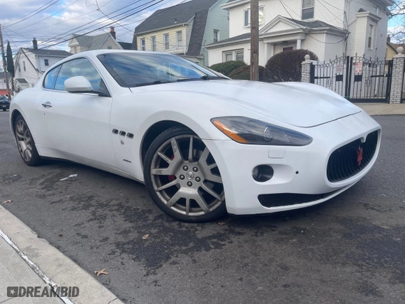 2009 Maserati GranTurismo with VIN ZAMGJ45A690043450, listed as a Copart auction lot 42032305 with 51,080 mi miles and Clean Title. Bid and sale history available at carsss.com. Image 1.