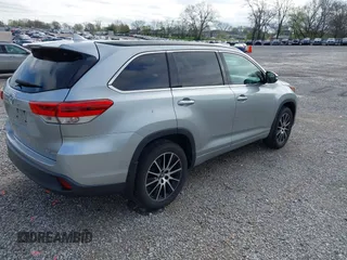 2018 Toyota Highlander SE z VIN 5TDJZRFHXJS800427, wystawiony jako IAAI lot #41902639 z przebiegiem 88 140 mil mil oraz . Historia ofert i sprzedaży dostępna na DreamBid. Obrazek 4.
