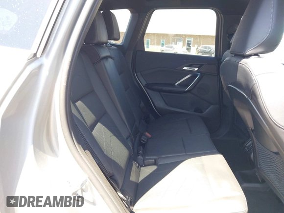 2023 BMW X1 xDrive28i z VIN WBX73EF03P5X46405, wystawiony jako IAAI lot #42038660 z przebiegiem 21 994 mil mil oraz . Historia ofert i sprzedaży dostępna na DreamBid. Obrazek 8.