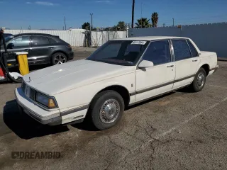 1988 Oldsmobile 88 z VIN 1G3HY54C6J1800245, wystawiony jako Copart lot #80117064 z przebiegiem 48 621 mil mil oraz Czysty tytuł • Clean title. Historia ofert i sprzedaży dostępna na DreamBid. Obrazek 1.