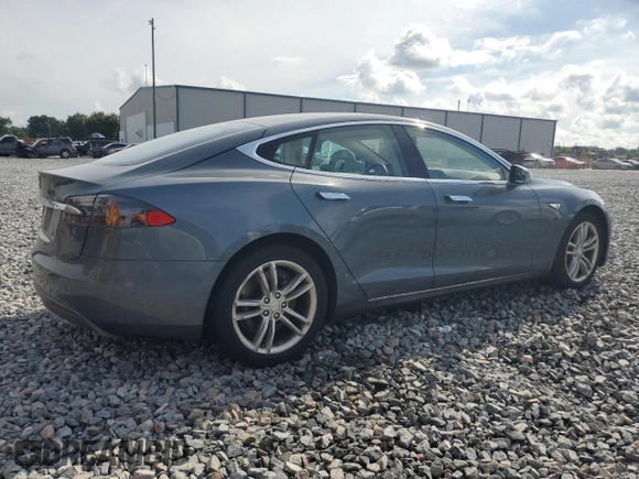 2013 Tesla Model S z VIN 5YJSA1AC4DFP10496, wystawiony jako Copart lot #63801355 z przebiegiem 50 473 mil mil oraz Czysty tytuł • Clean title. Historia ofert i sprzedaży dostępna na DreamBid. Obrazek 3.