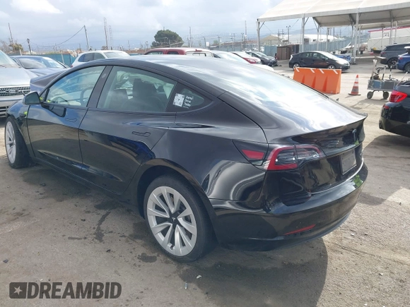 2021 Tesla Model 3 Long Range z VIN 5YJ3E1EB0MF855531, wystawiony jako IAAI lot #42079034 z przebiegiem 35 899 mil mil oraz . Historia ofert i sprzedaży dostępna na DreamBid. Obrazek 3.