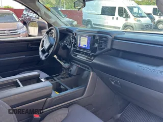 2022 Toyota Tundra SR z VIN 5TFKB5AA7NX016492, wystawiony jako Copart lot #53257685 z przebiegiem 16 896 mil mil oraz Czysty tytuł • Clean title. Historia ofert i sprzedaży dostępna na DreamBid. Obrazek 5.