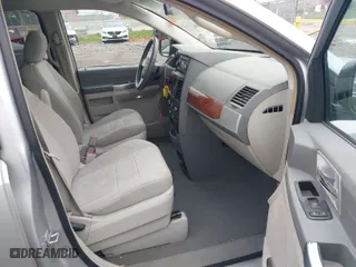 2008 Chrysler Town & Country Touring with VIN 2A8HR54P18R611579, listed as a IAAI auction lot 41909066 with 106,143 mi miles. Bid and sale history available at carsss.com. Image 5.