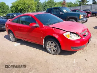 2006 Chevrolet Cobalt LT z VIN 1G1AL15F867616245, wystawiony jako IAAI lot #42531928 z przebiegiem 323 924 mil mil oraz . Historia ofert i sprzedaży dostępna na DreamBid. Obrazek 1.
