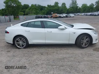 2013 Tesla Model S Performance z VIN 5YJSA1DP1DFP16609, wystawiony jako IAAI lot #42458995 z przebiegiem 110 722 mil mil oraz . Historia ofert i sprzedaży dostępna na DreamBid. Obrazek 13.