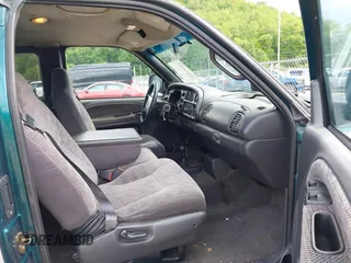 1998 Dodge 1500 z VIN 3B7HF13Y8WG131724, wystawiony jako IAAI lot #42214113 z przebiegiem 223 535 mil mil oraz . Historia ofert i sprzedaży dostępna na DreamBid. Obrazek 5.