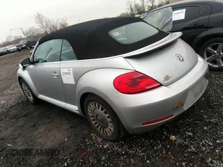 2013 Volkswagen Beetle 2.5L z VIN 3VW5P7AT4DM813232, wystawiony jako IAAI lot #39203795 z przebiegiem 81 397 mil mil oraz . Historia ofert i sprzedaży dostępna na DreamBid. Obrazek 3.