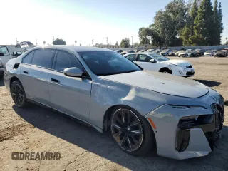 2024 BMW 7 Series 740i z VIN WBA23EH04RCR48184, wystawiony jako Copart lot #69965604 z przebiegiem 5 285 mil mil oraz Szkoda całkowita • Salvage title. Historia ofert i sprzedaży dostępna na DreamBid. Obrazek 4.
