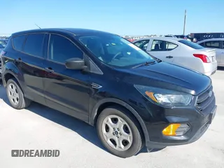 2018 Ford Escape S z VIN 1FMCU0F7XJUB60382, wystawiony jako IAAI lot #42533503 z przebiegiem 86 379 mil mil oraz . Historia ofert i sprzedaży dostępna na DreamBid. Obrazek 1.