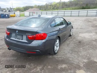 2015 BMW 4 Series 428i xDrive z VIN WBA4A7C5XFD415131, wystawiony jako IAAI lot #42100618 z przebiegiem 89 093 mil mil oraz . Historia ofert i sprzedaży dostępna na DreamBid. Obrazek 4.